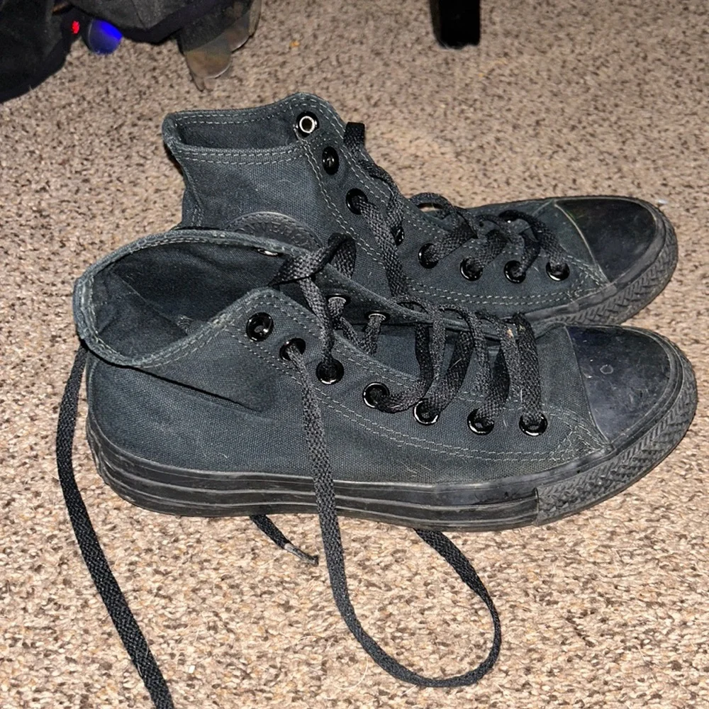 Black Converse Size 7 - Picture 1 of 4